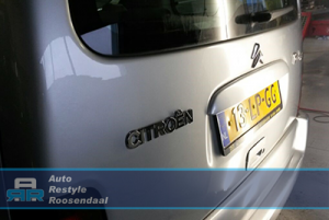 Auto Restyle Roosendaal, Peugeot Partner na het uitdeuken zonder spuiten.